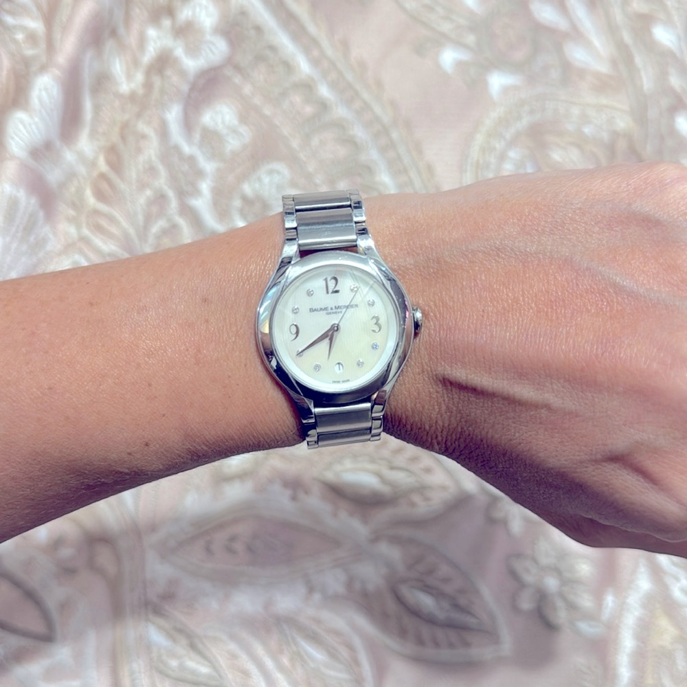 Medium size, woman’s watch.
